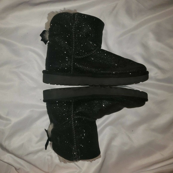 UGG AUSTRALIA WOMEN MINI BAILEY BOW SPARKLE BOOTS Size 7 BLACK 1100053‎ GUC - Picture 3 of 4